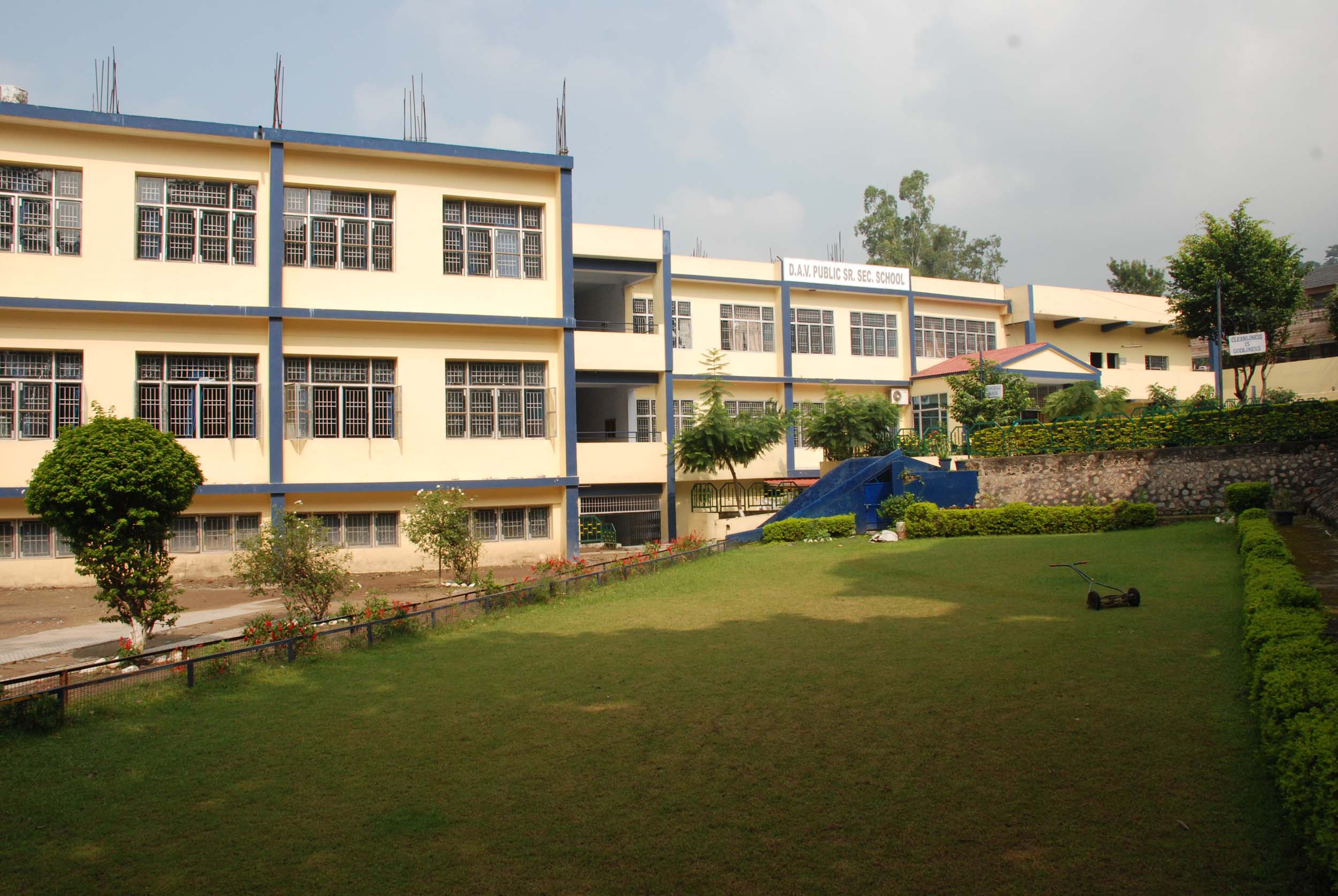 DAV PUBLIC SCHOOL SECTOR 1 PARWANOO HIMACHAL PRADESH 630073