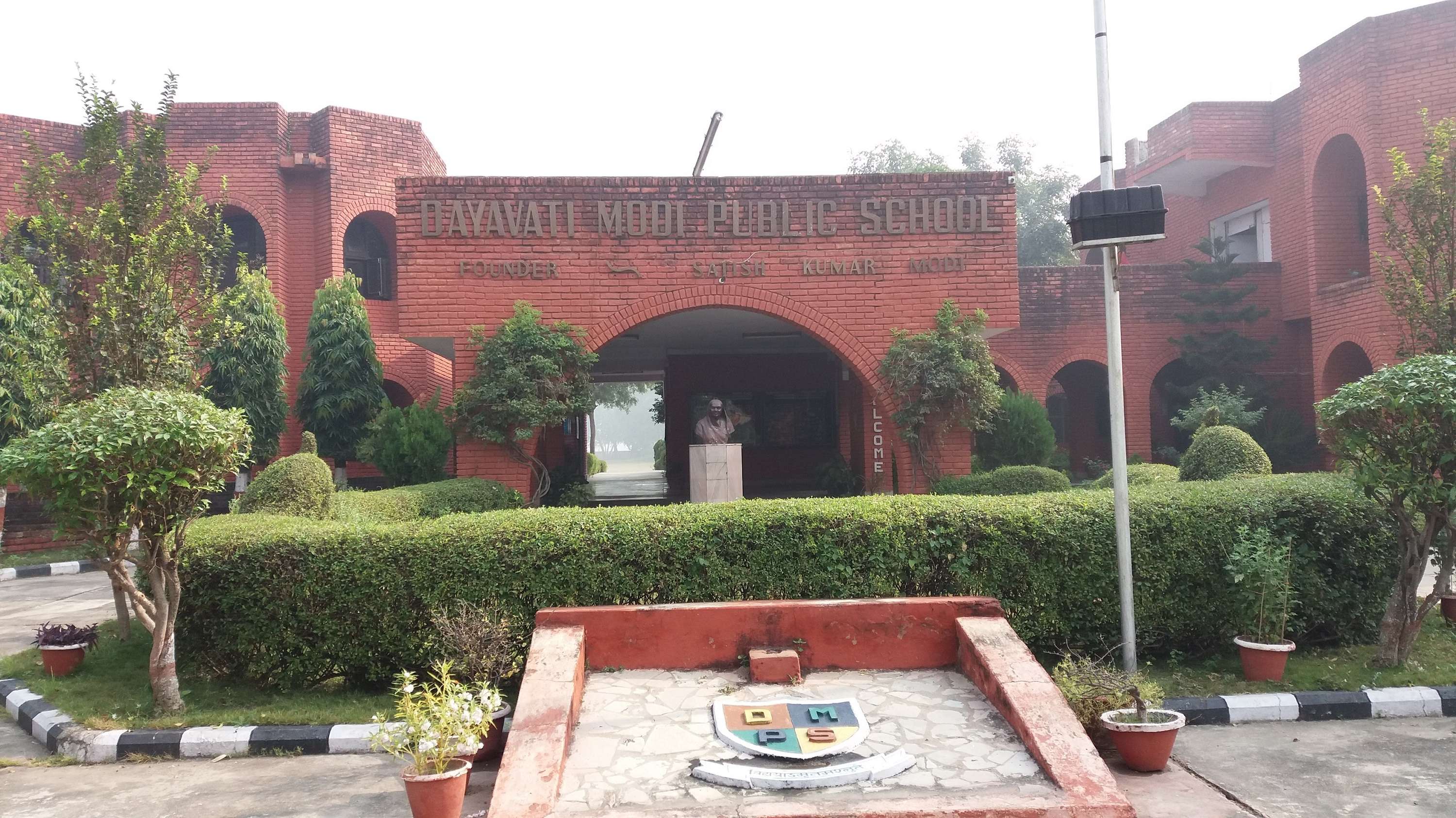 DAYAWATI MODI PUBLIC SCHOOL GUJARMAL MODI GRAM RAI BARELLI UTTAR PRADESH 2130093
