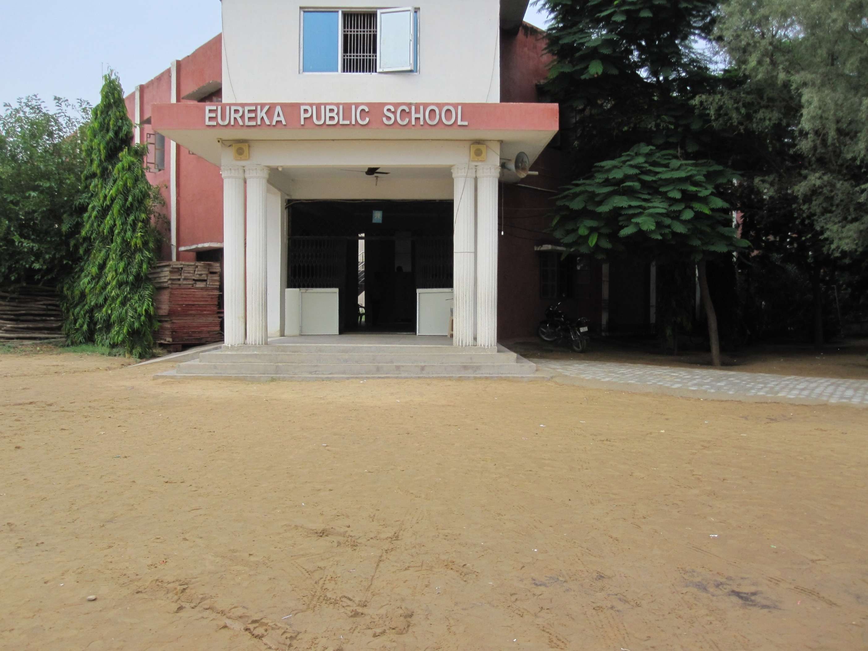EUREKA PUBLIC SCHOOL NEAR KADIAWALA HANUMAN MANDIR BEHROR ROAD NARNAUL MAHINDERGARH HARYANA 530591