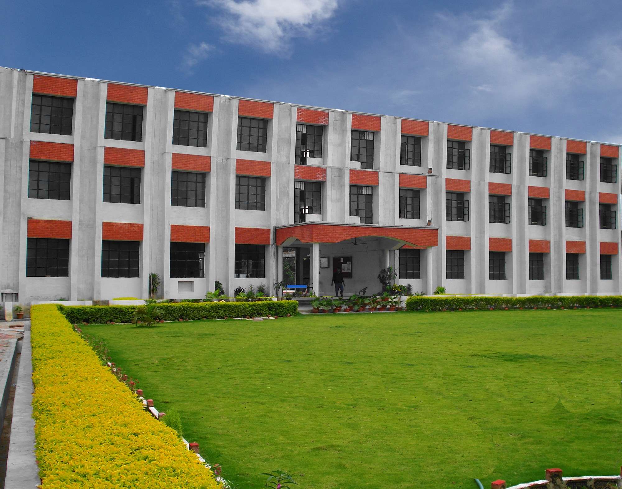 SHARADA PUBLIC SCHOOL BAUDH PARIPATH TULSIPUR ROAD BALRAM PUR UP 2130729