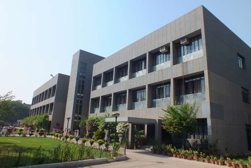 HOLY CHILD AUXILIUM SCHOOL POORVI MARG VASANT VIHAR NEW DELHI 2730018